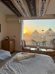Ένα ή περισσότερα κρεβάτια σε δωμάτιο στο Linda pyramids view hotel