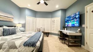 Ένα ή περισσότερα κρεβάτια σε δωμάτιο στο Modern Home, Unwind in a Prime Location