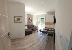 een woonkamer met een bank en een tafel bij Szafirowy Zakątek in Karpacz