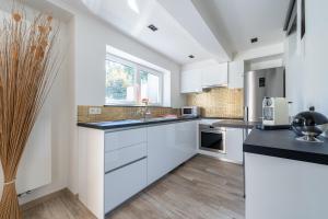 Kuchyň nebo kuchyňský kout v ubytování COZY APARTMENT IN BRUSSELS