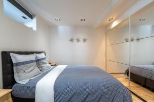 Postel nebo postele na pokoji v ubytování COZY APARTMENT IN BRUSSELS