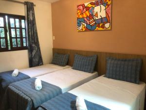 Ένα ή περισσότερα κρεβάτια σε δωμάτιο στο CostaSol Pipa Chalés +52 φωτογραφίες