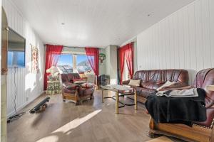 Χώρος καθιστικού στο House with sea view, boathouse, garage and boat