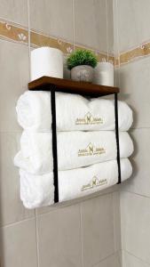 een stapel handdoeken op een plank in een badkamer bij Angelo Maison in Thessaloniki