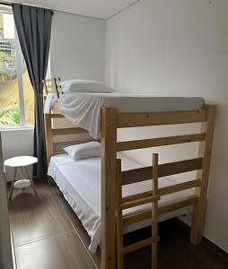 Postel nebo postele na pokoji v ubytování Cabaña Amanecer con Jacuzzi Vista a las Montañas.