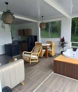 Kuchyň nebo kuchyňský kout v ubytování Cabaña Amanecer con Jacuzzi Vista a las Montañas.