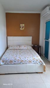 1 dormitorio con 1 cama grande y cabecero blanco en Arriendo habitaciones amobladas con aire acondicionado, en Montería