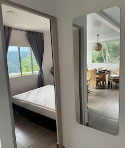 Postel nebo postele na pokoji v ubytování Cabaña Amanecer con Jacuzzi Vista a las Montañas.