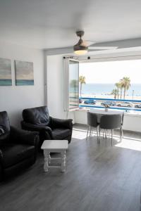 un soggiorno con vista sulla spiaggia di Siempre, Siempre el SOL a Mojácar