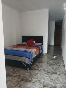 Voodi või voodid majutusasutuse Inti Hostel Airport toas