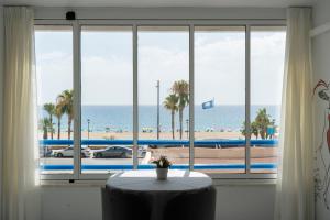 Camera con tavolo e vista sulla spiaggia di Siempre, Siempre el SOL a Mojácar