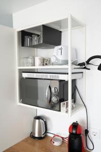 una cucina con mobile bianco e forno a microonde di Siempre, Siempre el SOL a Mojácar