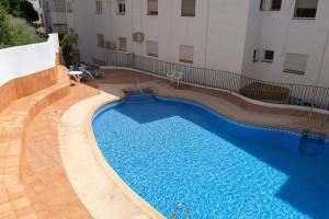 una grande piscina di fronte a un edificio di Siempre, Siempre el SOL a Mojácar Altre 15 foto