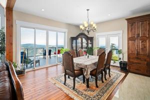 Blue Horizon Mountain Retreat B&B في Shawnigan Lake: غرفة طعام بها طاولة وكراسي