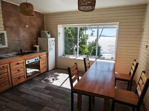 Nhà bếp/bếp nhỏ tại Cabañas Torre Huillinco