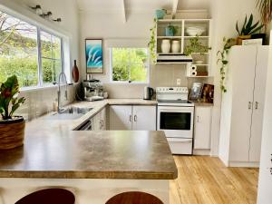 Nhà bếp/bếp nhỏ tại Tairua Tides on Main +6 ảnh