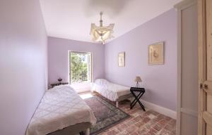 En eller flere senge i et værelse på Historic Mansion In Provence Vineyards