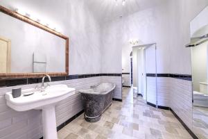 Et badeværelse på Historic Mansion In Provence Vineyards + 31 billeder