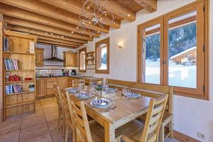 een eetkamer met een houten tafel en stoelen bij Chalets d'en haut - Bonheur - Happy Rentals in Chamonix-Mont-Blanc