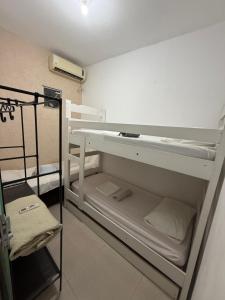 Zimmer mit 2 Etagenbetten in einem Zimmer in der Unterkunft Apartamento, Morro de São Paulo, Aconchego e Praia in Morro de São Paulo
