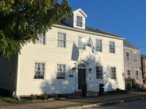 安纳波利斯罗亚尔贝利住宿加早餐旅馆的一座白色的房子,上面有美国国旗