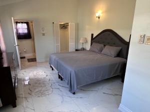 Un pat sau paturi într-o cameră la Villa Oasis Drax Hall +36 fotografii