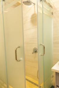 - Baño con puerta de ducha de cristal en Tashkent Park View Suites - ApartmentHotels uz, en Tashkent 17 fotos más
