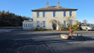 Georgian country house في أبيفيل: منزل قديم وفيه صنبور نار أمامه