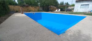 a blue swimming pool in a yard at Cortaderas de La Villa-San Rafael in San Rafael