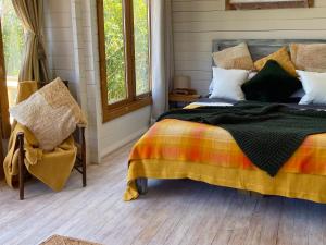 En eller flere senge i et værelse på Bay of Islands - Olive Grove Cottage