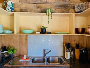 Køkken eller tekøkken på Bay of Islands - Olive Grove Cottage