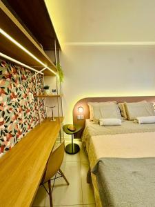 Apartamento Aquarius Residence في فورتاليزا: غرفة فندق بها سريران وطاولة