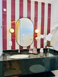 Apartamento Aquarius Residence في فورتاليزا: حمام مزود بحوض ومِرآة