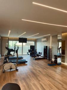 Apartamento Aquarius Residence في فورتاليزا: صالة ألعاب رياضية مع أجهزةالجري ومعدات القلب في الغرفة +14 صورة