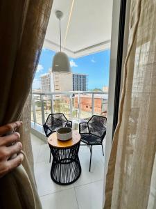 Apartamento Aquarius Residence في فورتاليزا: اطلالة من شرفة مع طاولة وكراسي