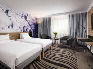 Postel nebo postele na pokoji v ubytování Novotel Poznan Centrum + 100 fotografií