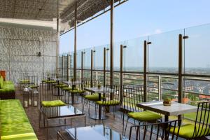 Un restaurant sau alt loc unde se poate mânca la Hotel Santika Premiere ICE - BSD City