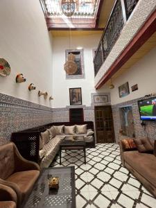 Posezení v ubytování Dar Bab Boujloud Fez