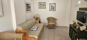 ein Wohnzimmer mit Sofa und Fernseher in der Unterkunft RPT 1 -Prive das Thermas 405 C in Caldas Novas