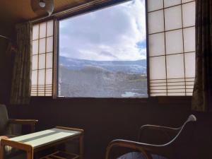 山形市にある蔵王温泉 林檎屋の山の景色を望む窓