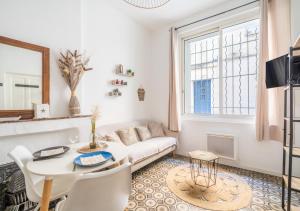 Studio mezzanine cosy au centre Beaucaire - Cocon 2 في بوكير: غرفة معيشة مع أريكة بيضاء وطاولة