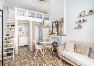 Studio mezzanine cosy au centre Beaucaire - Cocon 2 في بوكير: غرفة معيشة مع أريكة وطاولة