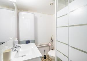 Studio mezzanine cosy au centre Beaucaire - Cocon 2 في بوكير: حمام مع حوض ودش +7 صور