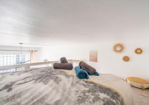 Studio mezzanine cosy au centre Beaucaire - Cocon 2 في بوكير: غرفة نوم بها سرير كبير مع مناشف عليه