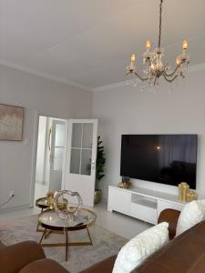 TV a/nebo společenská místnost v ubytování Zara Vineta Swakopmund