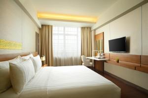 Un televizor și/sau centru de divertisment la Hotel Santika Premiere ICE - BSD City