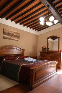 een slaapkamer met een groot bed en een grote spiegel bij Villa Terria in Casabasciana +46 foto's