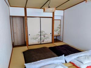 山形市にある蔵王温泉 林檎屋のベッドと大きな窓のある部屋 +57枚の写真