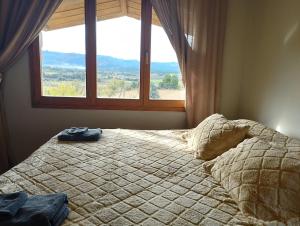 Aires de Horta في هورتا دي سان خوان: غرفة نوم بها سرير مع نافذة كبيرة +16 صورة