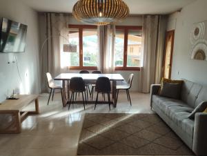 Aires de Horta في هورتا دي سان خوان: غرفة معيشة مع طاولة وكراسي وأريكة